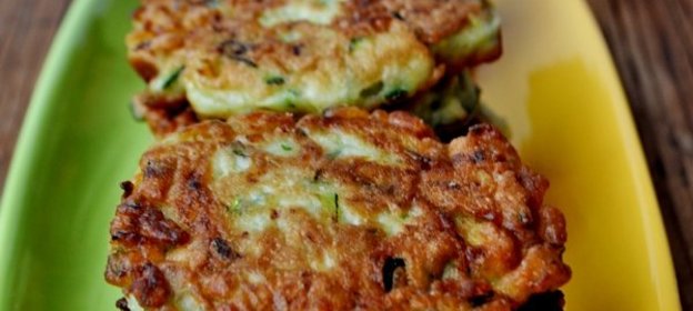 Оладьи из цукини с сырно-чесночным соусом