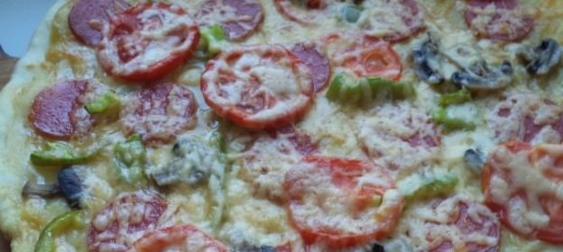 Пицца с колбасой, помидорами, грибами и перцем