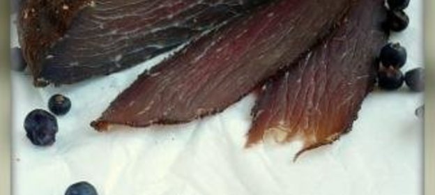 Домашняя сыровяленая говядина с кофе и можжевельником