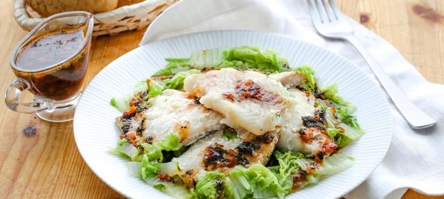 Морской окунь на пару с острым соусом