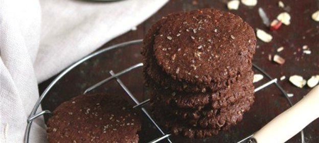 Шоколадное печенье-сэндвич с арахисовой пастой