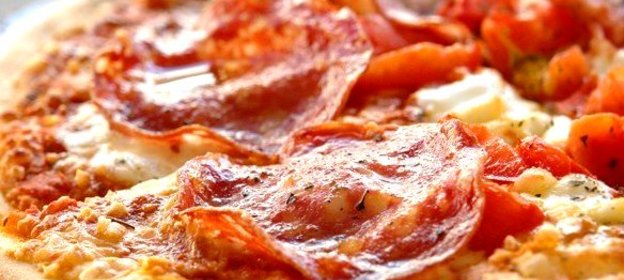 Пицца от с колбасой и маринованным луком