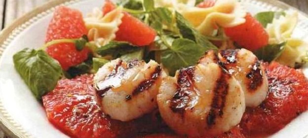 Морские гребешки и грейпфрут, жаренные на гриле