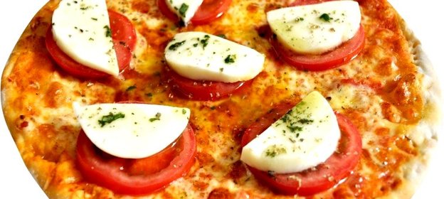 Пицца с томатами и сыром