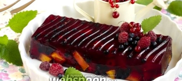 Желе с ягодами и персиками