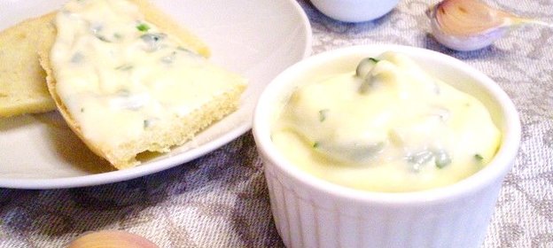 Домашний майонез на курином яйце с чесноком и зеленью