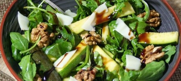 Салат из цукини с орешками