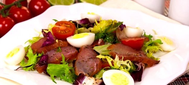 Салат с карпаччо, черри и ароматной заправкой