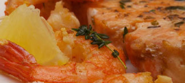 Стейк семги с креветками в сливочном соусе