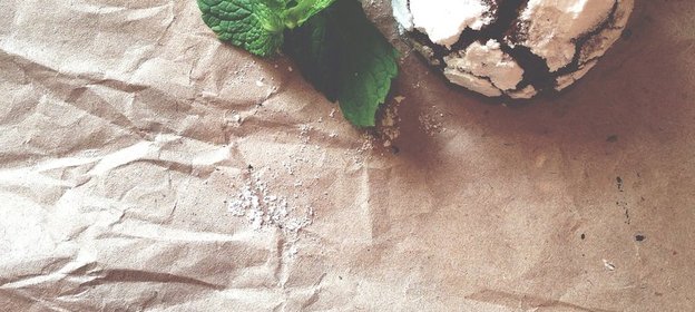 Шоколадное печенье с трещинками