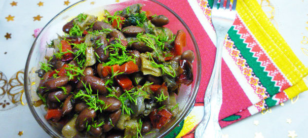 Теплый грибной салат с красной фасолью и острой заправкой