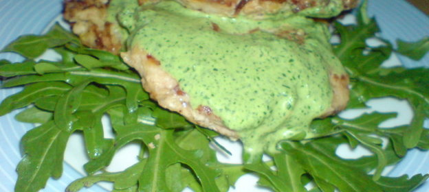 Куриные оладьи с цуккини под йогуртовым соусом с рукколой