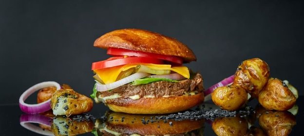 Бургер на булочке бриошь с томлёной телятиной