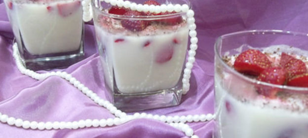 Молочное желе с клубникой