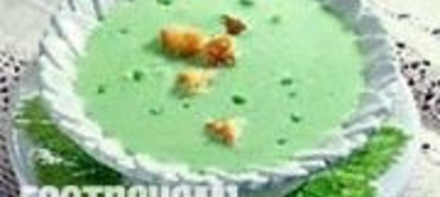 Суп-капучино из молодого горошка с крутонами