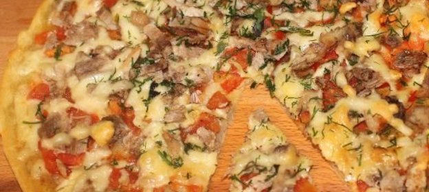 Пицца «Воскресная» из отварной свинины и помидоров