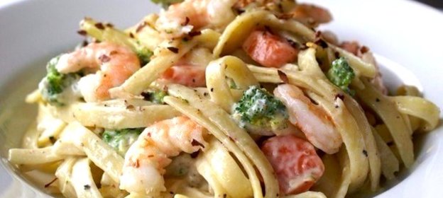 Макароны с креветками в чесночно-сливочном соусе