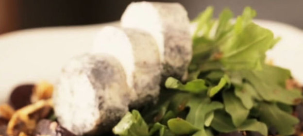 Салат со свеклой и козьим сыром