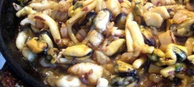 Морской коктейль под сливочным соусом