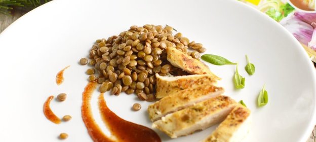 Куриное филе с чечевицей и томатным мармеладом