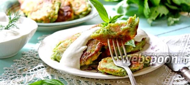 Зелёные оладьи с рыбой