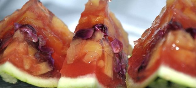 Фруктовое желе в арбузе