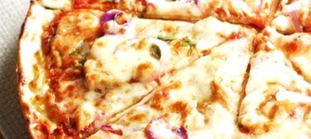 Пицца с курицей, базиликом и моцареллой