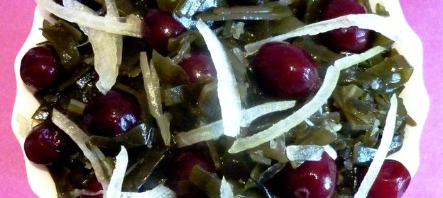 Салат из морской капусты,клюквы и лука