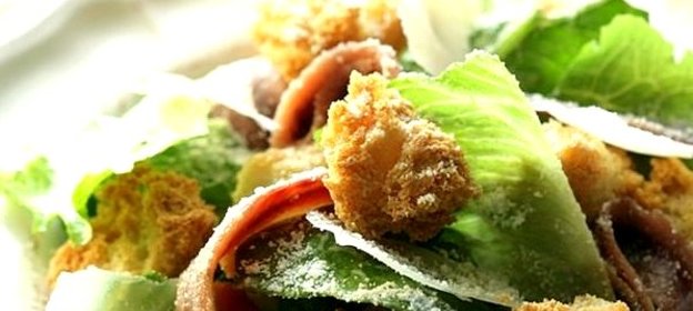 Салат Цезарь с анчоусами