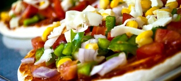 Пицца с кукурузой и колбасой