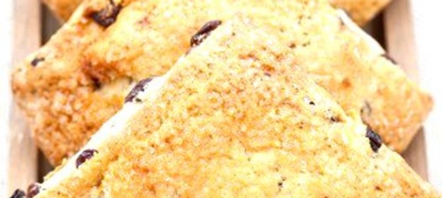 Булочки с пророщенной пшеницей, ягодами и орехами