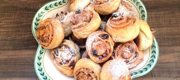 Сдобные булочки с изюмом и грецким орехом