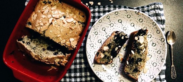 Кекс из овсяной муки с голубикой и миндалем