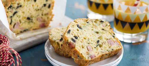 Кекс с оливками, сыром и ветчиной