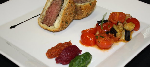 Ягненок с капанатой с фасолью и тремя видами пюре