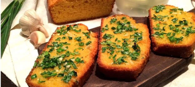 Кукурузный хлеб с зеленью и чесноком