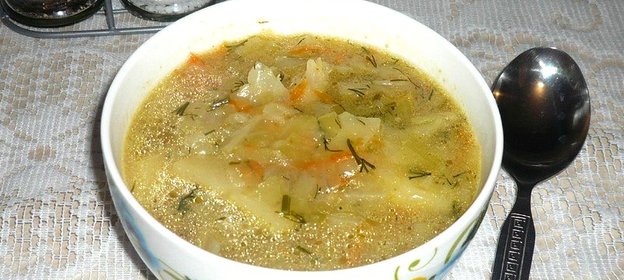 Щи на курином бульоне с луком пореем