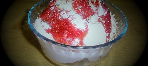 Десерт с клубникой