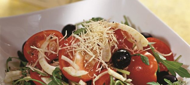 Салат с рукколой, фенхелем и пармезаном