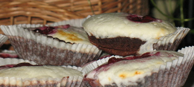 Тарталетки шоколадно-творожные с вишнями в сиропе