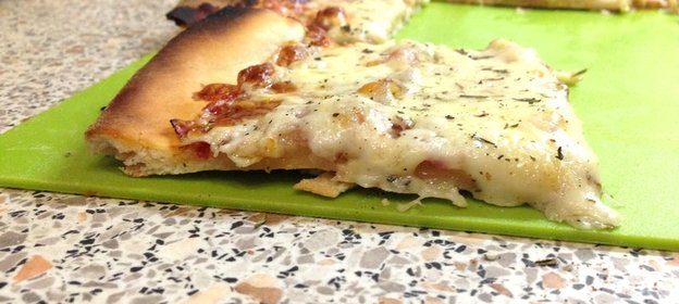 Пицца с грудинкой и луком-шалот