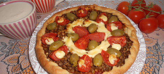 Пицца с зеленой чечевицей, оливками и помидорами черри