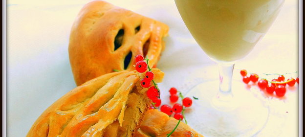 Фраппе «Эспрессо» и кофейные булочки с яблочно-ягодной начинкой