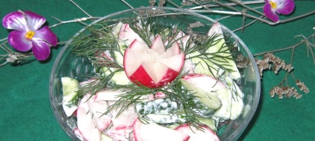 Салат с редисом и огурцом