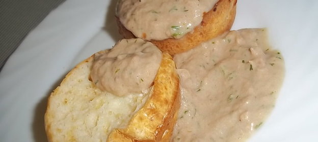 Сырные кексы с соусом из тунца