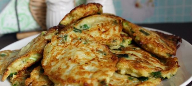 Кабачковые оладьи с зеленым луком