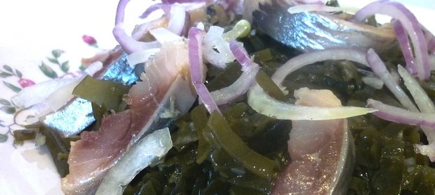 Салат из морской капусты и сельди