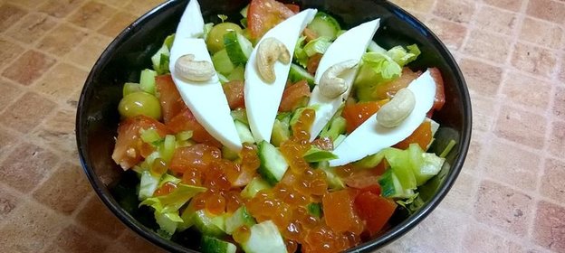 Овощной салат с каперсами, адыгейским сыром, кешью и красной икрой