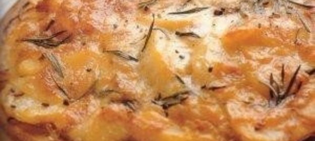 Пицца с картофелем, моцареллой и чесноком