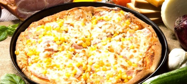 Пицца с кукурузой и ветчиной
